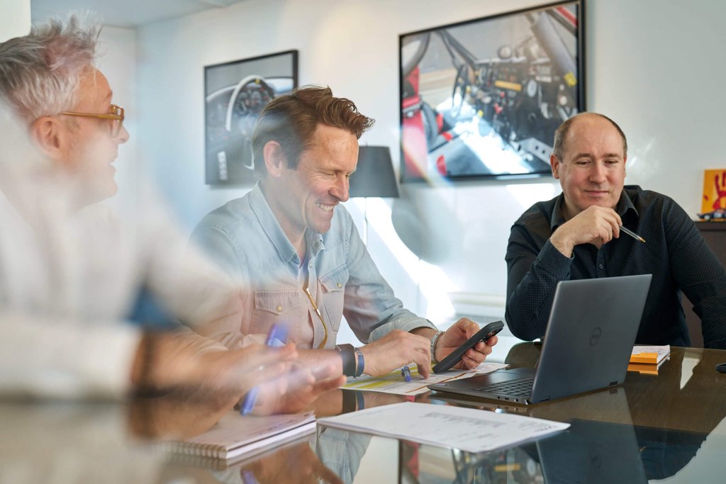 Trois hommes dans un bureau